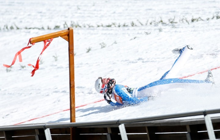 Strašný pád skokana na lyžiach. Z mostíka šiel rovno do nemocnice